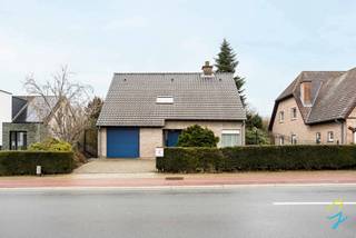 <p>Te koop te Ternat: - Charmante en ruime woning gelegen in een rustige straat. Een ideale thuis voor wie comfortabel wil wonen in een groene omgeving met vlotte bereikbaarheid richting Brussel en Gent dankzij de nabijheid van de E40 en het treinstation.</p>
<p>Bij het binnenkomen wordt u verwelkomd in de inkomhal met apart gastentoilet. De ruime woonkamer geniet van veel natuurlijk licht en vormt samen met de grote keuken het hart van de woning. Aansluitend vindt u een praktische berging en een inpandige garage, wat zorgt voor extra comfort en opslagruimte.</p>
<p>Op de eerste verdieping bevinden zich twee volwaardige slaapkamers, een badkamer en bijkomende opbergruimte.</p>
<p>De woning is gelegen op een mooi perceel van maar liefst <strong>1.200 m²</strong> met een <strong>zuidoostelijke oriëntatie</strong>, waardoor u optimaal geniet van de ochtend- en middagzon in de tuin – ideaal voor tuinliefhebbers en gezinnen.</p>
<p>De ligging in een rustige straat combineert landelijke charme met een uitstekende bereikbaarheid. Winkels, scholen en openbaar vervoer bevinden zich in de nabije omgeving, en dankzij de vlotte verbindingen bent u snel in omliggende gemeenten en steden.<br /><br /><span>Momenteel beschikt de woning over een EPC-label E, hoofdzakelijk omwille van de aanwezige accumulatieverwarming. Bij modernisering van het verwarmingssysteem kan de energieprestatie aanzienlijk verbeteren, met een mogelijke evolutie richting EPC-label B.</span><br /><br />Graag een bezoek? Contacteer Laura Lauwereys op 0469 14 29 44 of mail naar laura.l@cornelis-goeman.be voor een afspraak.</p>