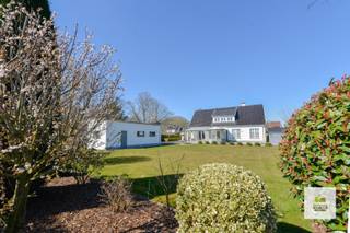 Opendeur zaterdag 12/07 van 11 tot 12u - Prijs bespreekbaarAan de rand van de Lakebossen te Zwevezele vindt u deze verzorgde villa met 4 slaapkamers,...