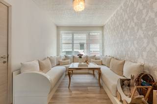 TE KOOP: woning met 3 ruime slaapkamers, 2 badkamers en 2 koeren<br /><br />Indeling: <br /><br />Gelijkvloers:<br />- ruime inkomhal<br />- woonkamer met veel lichtinval<br />- volledig uitgeruste keuken<br />- badkamer 1 met douche en toilet<br />- koer 1<br />- bergplaats met aansluiting voor wasmachine en droogkast<br />- koer 2<br /><br />Verdieping 1:<br />- nachthal<br />- slaapkamer 1 (ca 16m²)<br />- slaapkamer 2 (ca 15m²)<br />- badkamer met ligbad<br /><br />Tweede verdieping:<br />- Master Bedroom met ligbad (ca 30m²)<br /><br />Verder is er nog een kelder aanwezig<br /><br />Bijzonderheden:<br />- alarmsysteem met camera's<br />- gerenoveerd in 2019<br />- verwarming op aardgas<br />- 2 badkamers<br />- 2 koeren<br />- zeer goed onderhouden woning<br /><br />Bent u geïnteresseerd in dit vastgoed te koop in 2850 Boom? Aarzel dan niet om contact met ons op te nemen.<br />Wenst u uw eigendom ook te koop of te huur te stellen? Steeds tot uw dienst om u verder te helpen met al uw vragen over vastgoed!<br /><br />Bestuursmaatregelen in het maatregelenregister: nee