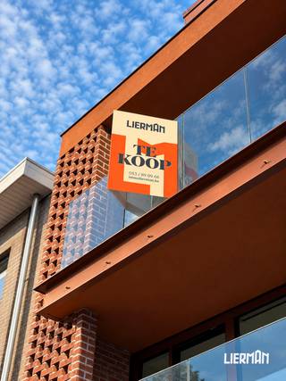 <p>-- 6% BTW mogelijk --</p>
<p>Droomt u van een nieuwbouwappartement op een toplocatie? <br /><br />Dit stijlvolle en energiezuinige appartement ligt op een steenworp van de Grote Markt, winkels, horeca en openbaar vervoer, en combineert comfort met stedelijk gemak. <br /><br />De kleinschalige residentie telt slechts 5 appartementen, wat rust en exclusiviteit garandeert. <br /><br />Moderne architectuur, kwaliteitsmaterialen en een doordachte indeling zorgen voor een luxueus gevoel vanaf het moment dat u binnenstapt.</p>
<p>De ruime, lichte leefruimte met open keuken leidt naar een zuidgericht terras van 12 m². <br /><br />Verder beschikt het appartement over drie slaapkamers, twee badkamers en een apart toilet. <br /><br />Bovendien is het energiezuinig gebouwd volgens de nieuwste normen, met onder meer driedubbel glas, zonnepanelen, vloerverwarming en een lucht-water warmtepomp.</p>
<p>De koper kan nog de finale afwerking volledig naar eigen smaak doen. <br /><br />Optioneel kunt u achteraan de residentie een autostaanplaats aankopen (€17.500) — een handige troef op deze centrale locatie. <br /><br />Interesse? Plan uw bezoek via info@immolierman.be of 053 89 99 66.</p>