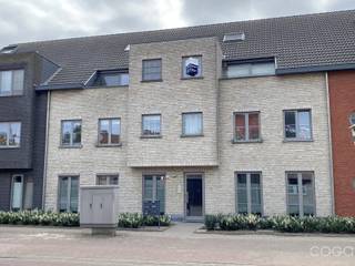Dit verzorgd duplex-appartement (ca. 104m²) is gelegen in het centrum van Wuustwezel, vlakbij winkels, openbaar vervoer, etc.Het appartement bevindt...