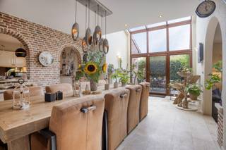 Deze charmante villawoning is ontworpen met een Spaanse toets, met haar rode pannendak, afgeronde geveldetails en authentieke baksteen die...