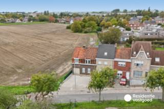 KIJKDAG ZATERDAG 31 OKTOBER 2026 - OP AFSPRAAK!<br /><br />Op zoek naar een woning met ruimte, potentieel en een unieke ligging? Deze ruime rijwoning in Wervik biedt een bewoonbare oppervlakte van 196 m² op een perceel van 488 m² en geniet van een prachtige locatie langs De Leie.<br /><br />Bij het binnenkomen word je verwelkomd in de gezellige leefruimte met parketvloer, die aansluit op de ruime keuken met zicht op en toegang tot de buitenruimte. Verder beschikt het gelijkvloers over een slaapkamer met eigen douchegelegenheid, een praktische berging, een kelder en een ruime garage.<br /><br />Op de eerste verdieping bevinden zich nog drie slaapkamers en een badkamer uitgerust met ligbad, lavabo en toilet. Samen met de slaapkamer op het gelijkvloers biedt deze woning maar liefst vier slaapkamers, ideaal voor gezinnen of wie extra ruimte wenst voor een bureau of hobbykamer. Ook de zolder biedt bijkomende mogelijkheden.<br /><br />Buiten vormt de ruime, volledig omheinde tuin met terras en tuinhuis een heerlijke plek om te ontspannen en te genieten van het buitenleven. De oprit biedt bovendien parkeergelegenheid voor meerdere wagens.<br /><br />De absolute troeven? De prachtige ligging langs De Leie, de vier slaapkamers en de ruime tuin maken van deze woning een bijzonder interessante opportuniteit voor wie op zoek is naar ruimte en een aangename woonomgeving.<br /><br />Met haar solide basis en tal van mogelijkheden biedt deze woning de ideale kans om er een warme thuis van te maken, volledig naar eigen smaak en wensen.<br /><br />Laat je verrassen door de ruimte, de mogelijkheden en de unieke ligging van deze woning in Wervik!<br /><br />De vermelde prijs is een richtprijs. Elk bod wordt voorgelegd aan de eigenaar, die zich het recht voorbehoudt dit te aanvaarden of te weigeren.