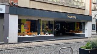 Het pand is modern ingericht en beschikt over grote etalage ruimtes die zorgen voor veel natuurlijk licht en een uitstekende zichtbaarheid van...