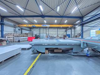 Aan Diebeke 3A in Geraardsbergen staat een veelzijdig bedrijfsgebouw op een terrein van 2.122 m². Het pand omvat een <strong>kantoorruimte van 244 m²</strong>, een <strong>mezzanine van 244 m² </strong>en een <strong>opslagruimte van 580 m²</strong>, samen goed voor een oppervlakte van 1.068 m².<br /><br />De kantoren zijn lichtrijk en representatief ingericht en beschikken over een kitchenette en sanitair, waardoor ze meteen instapklaar zijn voor dagelijks gebruik. De ruime mezzanine biedt extra mogelijkheden voor opslag of werkplekken, terwijl de opslaghal dankzij haar 580 m² perfect geschikt is voor logistiek, productie of stockage. Met <strong>drie brede toegangspoorten</strong> is het laden en lossen bijzonder praktisch, ook voor vrachtwagens en grotere voertuigen.<br /><br />De combinatie van moderne kantoorruimtes, functionele opslag en praktische voorzieningen, samen met de uitstekende ligging en bereikbaarheid, maakt dit gebouw de ideale uitvalsbasis voor ondernemingen die ruimte en professionaliteit willen combineren.<br /><br />Contacteer <strong>Simon Van Innis</strong> voor bijkomende inlichtingen, plannen of een vrijblijvend plaatsbezoek via <strong>0479 05 31 59</strong> of via <strong>simon@kmovastgoed.be</strong><br /><br /> 