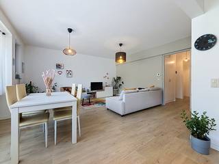 Centraal gelegen<strong> 2 slaapkamer appartement met terras</strong> en <strong>parkeerplaats</strong> nabij de Nationale Bank en de Vogelenmarkt. Het appartement werd in (2019) volledig gerenoveerd. <br /><br /><br /><strong>Indeling: </strong><br />Inkomhal met vestiaireruimte; woonkamer op parkettegel; keuken met bijkeuken; 2 ruime slaapkamers waarvan de grote met een terras; badkamer met mooie inloopdouche. <br />Ondergrondse kelder en parkeerplaats inclusief. <br /><br /><br /><br /><strong>Bijzonderheden:</strong>
<ul>
<li>EPC 133kwh/m - Label B.</li>
<li>Gemeenschappelijke fietsenberging.</li>
<li>CV op gas (recent vernieuwde ketel). Aansluitingen WM & DK. </li>
<li>Aanwezige verlichting inclusief.</li>
<li>Alg. onkosten: € 120,-/mnd. Provisie privatief waterverbruik € 30,-/mnd. </li>
<li>Beschikbaar op 1/1/2027.</li>
</ul>