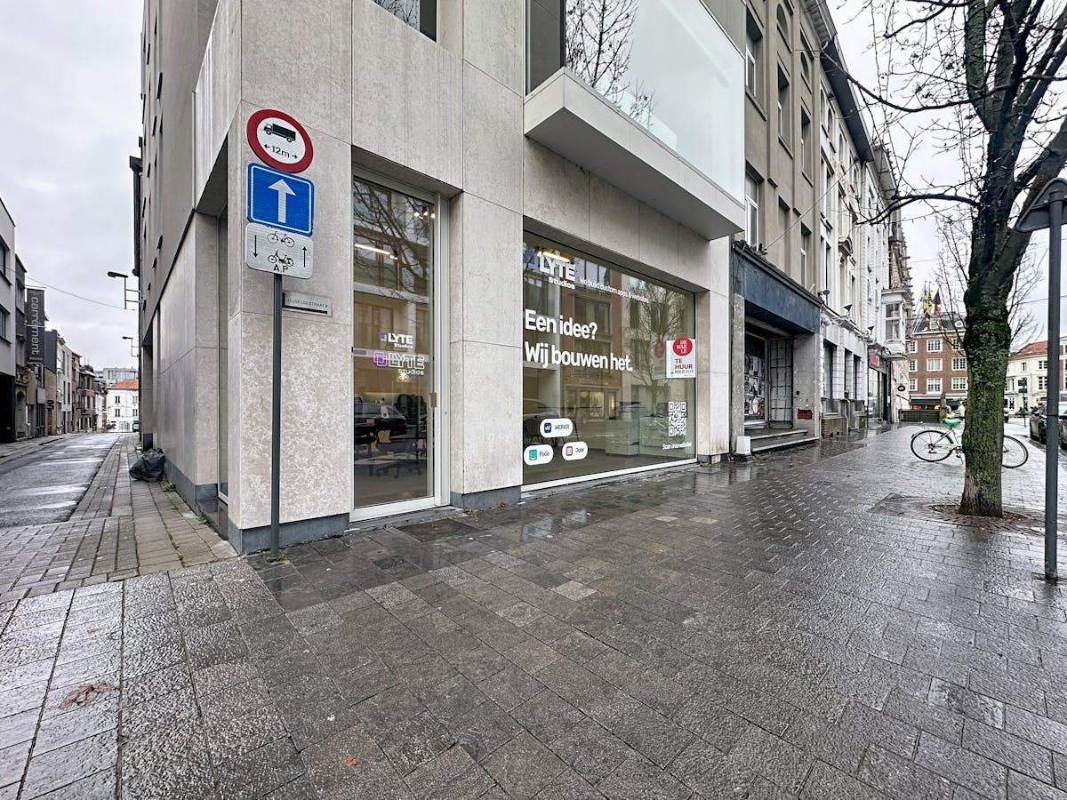 Commercial property of approximately 50 m² for rent in the center of Kortrijk - photo 1