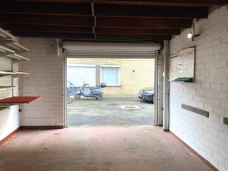 Garage te huur in Roeselare. Gelegen achter een appartementsgebouw residentie Carmen. De garage is onmiddellijk vrij en voorzien van een automatisch rolluik. Verder beschikt de garagebox over een contactdoos en verlichting. De garage kan U bedienen via een codeklavier en een afstandsbediening.<br /><br />Voor meer informatie of een bezoek bel naar: 0470/88.43.41<br /><br />PLUSPUNTEN:<br />* LIGGING - VEILIG<br />* AUTOMATISCH ROLLUIK<br />* CENTRUM