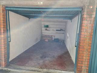 <div>Deze praktische garage bevindt zich op een rustig achterliggend terrein en is voorzien van een handmatige kantelpoort. Ideaal als parkeerplaats, extra bergruimte of voor het stallen van een motorfiets. Dankzij de centrale ligging bent u vlak bij het station, het centrum van Brugge en belangrijke verbindingswegen. Interesse? Kom gerust langs op kantoor of neem contact op voor een bezoek ter plaatse!</div>