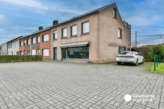 Welkom in de Hugo Verriestlaan 26-30, een veelzijdige eigendom op een ruim perceel van maar liefst 2.100 m², centraal gelegen in het hart van Torhout. De site is momenteel ingericht met een handelsruimte, vijf garages en meerdere studentenkamers.<br /><br />Dankzij de uitstekende ligging bevinden openbaar vervoer, supermarkten, restaurants, scholen en tal van andere voorzieningen zich op wandelafstand.<br /><br />De huidige indeling en het gebruik van het gebouw stemmen niet volledig overeen met de vergunde stedenbouwkundige toestand. Hierdoor dienen kandidaat-kopers rekening te houden met twee mogelijke ontwikkelingsscenario’s:<br /><br />- Herstel naar de vergunde/originele toestand<br />Hierbij wordt de oorspronkelijke verticale opsplitsing tussen de verschillende huisnummers (namelijk 26/28/30)hersteld. Voor huisnummer 30 bestaat daarbij de mogelijkheid om een handelsruimte met een bovenliggende wooneenheid te voorzien.<br /><br />- Sloop en herontwikkeling<br />De site biedt eveneens mogelijkheden voor sloop en heropbouw, waarbij volgens de geldende voorschriften een ontwikkeling met circa 3 à 4 woningen kan worden onderzocht. <br /><br />Meer weten over de stedenbouwkundige mogelijkheden of de toepasselijke bouwvoorschriften? Wij bezorgen u graag bijkomende informatie en lichten de mogelijkheden toe tijdens een bezoek ter plaatse.<br /><br />De vermelde prijs is een richtprijs. Elk bod, zowel hoger als lager dan deze prijs, wordt voorgelegd aan de eigenaar, die zich het recht voorbehoudt het bod al dan niet te aanvaarden.