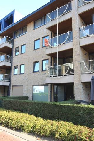 <h1><span>Appartement ou bien immobilier de rapport dans le centre d'Audenarde</span></h1><p><span>Une vie confortable ou un investissement dans un emplacement de choix !</span></p><p><span>Vous recherchez un appartement agréable dans un emplacement central ou un investissement intéressant ? <br />Cet appartement spacieux situé dans le centre d'Audenarde offre de nombreuses possibilités, tant pour une occupation personnelle que pour la location.</span></p><p><span>Dès votre arrivée, vous êtes accueilli dans un hall d'entrée doté de toilettes pour invités. Le spacieux espace de vie, avec son coin salon convivial et sa salle à manger séparée, bénéficie d'une belle luminosité et s'ouvre directement sur la </span><span>terrasse ensoleillée</span><span>, l'endroit idéal pour se détendre.</span></p><p><span>La cuisine équipée dispose de toutes les commodités nécessaires et est complétée par un débarras pratique.</span></p><p><span>L’appartement dispose en outre de </span><span>deux chambres à part entière</span><span> et d’une salle de bains équipée d’un double lavabo et d’une baignoire.</span></p><p><span>Le </span><span>garage en surface, inclus dans le prix de vente</span><span>,</span><span>constitue un atout indéniable </span><span>. Vous bénéficiez ainsi non seulement d’un confort supplémentaire, mais aussi d’une solution de stationnement précieuse en centre-ville.</span></p><h3><span>Atouts supplémentaires</span></h3><ul><li><span>Place de parking en surface comprise dans le prix</span></li><li><span>Pas d’amiante</span></li><li><span>PEP : 282 kWh/m²/an</span></li><li><span>Installation électrique conforme</span></li></ul><p><span>Une opportunité intéressante pour ceux qui souhaitent vivre confortablement ou qui recherchent un investissement immobilier dans un emplacement central.<br />Appartement actuellement loué à des locataires sérieux et respectueux. </span></p><p><span>Prenez rendez-vous via jurgen@immodhondt.be</span></p>