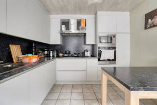 Plan je bezoek en ontdek dit ruime huis boordevol mogelijkheden op een centrale ligging in Izegem!Dankzij de praktische indeling, de ruime kamers en de gezellige houthaard geniet je hier van een aangename woning op een centrale locatie.Het huis is als volgt ingedeeld:Gelijkvloers:- Inkomhal met polyvalente ruimte, ideaal als bureau of hobbyruimte- Gezellige leefruimte met sfeervolle houthaard- Volledig uitgeruste keuken - Praktische berging met aansluiting voor wasmachine- Grote aparte berging met extra opbergruimte- Kelder1ste verdieping:- 3 volwaardige slaapkamers- Ruime badkamer met toilet, douche en bad2de verdieping:- Ruime zolderverdieping bereikbaar via een vaste trapBuiten:- Gezellige koer/tuin - GarageTroeven van dit huis:- Ruime en praktische indeling- Veel potentieel- Ideaal voor gezinnen of wie extra ruimte zoekt- Grote berging en extra zolderruimte- Centrale ligging te Izegem met vlotte verbinding nabij winkels, scholen en invalswegenBen je op zoek naar een ruim huis met ruimte, gezelligheid en heel wat mogelijkheden? Dan is dit huis zeker een bezoek waard. Contacteer ons vandaag nog voor een bezoek!Dit pand is onderworpen aan de renovatieverplichting van de Vlaamse overheid voor residentiële gebouwen (behoudens bij sloop binnen 5 jaar na de aankoop). Consulteer voor meer informatie de website van het Vlaams Energie- en Klimaatagentschap via https://www.vlaanderen.be/een-woning-kopen/renovatieverplichting-voor-residentiele-gebouwenBestuursmaatregelen in het maatregelenregister: nee
