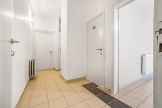 Immo Pické biedt U dit zeer gunstig gelegen gelijkvloers appartement aan gelegen in de nabijheid van winkels, scholen, openbaar vervoer en de belangrijkste verbindingswegen. Het appartement bestaat uit een inkomhal, een toilet, een badkamer, een woonkamer, een keuken met eetplaats, een bureau, een slaapkamer en een wasplaats. Verder beschikt het appartement over een ruime garage en privatieve koer. Leuke weetjes: EPC C, GEEN maandelijkse lasten, individuele meters, elektriciteit CONFORM tot 2050, ...