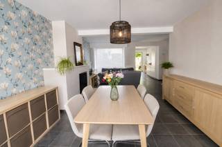 Bent u op zoek naar een charmante woning met verrassend veel ruimte, een prachtige tuin en een uitzonderlijk sterke ligging? Dan zal deze karaktervolle woning gelegen aan de Prins Boudewijnlaan 24 in Sint-Niklaas u ongetwijfeld weten te bekoren.<br /><br />Deze woning geniet van een uitzonderlijk gunstige ligging op een absolute toplocatie, vlakbij het centrum van Sint-Niklaas en in de onmiddellijke nabijheid van alle belangrijke invalswegen, winkels, scholen, openbaar vervoer en andere dagelijkse voorzieningen. Een ideale combinatie van comfortabel wonen met een uitstekende bereikbaarheid.<br /><br />Bij het betreden van de woning wordt u meteen verwelkomd in een bijzonder gezellige en charmante leefomgeving waar authenticiteit en huiselijkheid centraal staan. Dankzij de overvloedige natuurlijke lichtinval voelt de woning meteen warm en uitnodigend aan. De open leefruimte sluit naadloos aan op de volledig uitgeruste open keuken, voorzien van alle nodige toestellen, die op haar beurt een prachtig zicht biedt op de uitzonderlijk diepe zuidwest georiënteerde tuin. Deze buitenruimte vormt zonder twijfel een absolute meerwaarde en is een zeldzame vondst in deze omgeving. Bovendien is de tuin eveneens bereikbaar via een handig achterpoortje, ideaal voor het stallen of eenvoudig verplaatsen van fietsen.<br /><br />Op het gelijkvloers bevindt zich daarnaast nog een gezellige binnenkoer met lichtkoepel, een multifunctionele ruimte die perfect kan worden ingericht als extra leefruimte, leeshoek, bureau of ontspanningsruimte. Verder beschikt deze verdieping over een bijzonder ruime berging en een apart gastentoilet, wat het praktische comfort van de woning aanzienlijk verhoogt.<br /><br />De eerste verdieping omvat twee royale slaapkamers en een verzorgde badkamer die uitgerust is met een douche, lavabo en toilet.<br /><br />Op de tweede verdieping bevindt zich de zolderverdieping die momenteel werd ingericht in twee afzonderlijke kamers. Eén van deze ruimtes leent zich perfect als extra slaapkamer, terwijl de tweede ruimte ideaal kan dienen als dressing, hobbyruimte of praktische opbergruimte. Hierdoor beschikt de woning in totaal over vier kamers, waarvan drie volwaardige slaapkamers.<br /><br />Ook aan parkeergelegenheid werd gedacht: vooraan de woning bevindt zich een ruime oprit waar zonder moeite twee voertuigen kunnen worden geparkeerd, een niet te onderschatten troef op deze centrale locatie.<br /><br />De woning beschikt momenteel over een EPC-label F, wat toekomstige eigenaars de opportuniteit biedt om de energieprestaties verder te optimaliseren.<br /><br />Een uiterst charmante en verrassend ruime woning op een toplocatie, met prachtige buitenruimte, tal van mogelijkheden en alle comfort binnen handbereik. Een unieke opportuniteit voor wie op zoek is naar een warme thuis op een uitstekende locatie in Sint-Niklaas.<br /><br />Dit pand is onderworpen aan de renovatieverplichting van de Vlaamse overheid voor residentiële gebouwen (behoudens bij sloop binnen 5 jaar na de aankoop). Consulteer voor meer informatie de website van het Vlaams Energie- en Klimaatagentschap via https://www.vlaanderen.be/een-huis-of-appartement-kopen/renovatieverplichting-voor-residentiele-gebouwen.<br /><br />De stedenbouwkundige inlichtingen zijn in aanvraag.