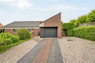 <p>Karaktervolle en ruime villa met 3 slaapkamers, prachtig gelegen in een rustige omgeving. <br /><br />Deze instapklare woning combineert charme, comfort en energiezuinig wonen dankzij onder meer een zonneboiler, regenwaterrecuperatie en airconditioning.<br /><br />Geniet van een mooie, zonnige tuin met veel privacy, een garage en tal van praktische bergruimtes. <br /><br />Een ideale thuis voor wie op zoek is naar ruimte, karakter en comfort op een mooie ligging. 🌿</p>