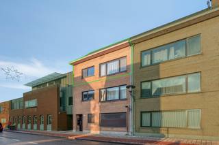 Instapklaar tweeslaapkamerappartement van circa 102m² beneden en bijkomend 85m² in te richten zolderruimte geniet een gunstige ligging in het...