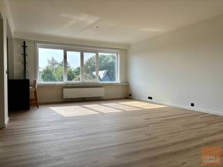 <span>Zoek je een trendy volledig gerenoveerd 2 slpkm. appartement in Wilrijk dan is dit de plek voor jou. Gelegen op de bovenverdieping van een kleinschalig gebouw van 2 hoog.</span><br /><span>Via de A12 en E19 ben je zo in Antwerpen, Mechelen en Brussel en met de fiets door het Edenpark op 10 min. aan winkelcentrum Bist en UZA Antwerpen.</span><br /><span>Via de kleine inkomhal kom je in de zonnige, zeer ruime woonkamer met open keuken en keukeneiland met hoogwaardige smeg toestellen. Aan de achterzijde bevinden zich de 2 slaapkamers (</span><span>13 en 11m2</span><span>), de vernieuwde badkamer met douche en bad, apart toilet en de berging met wasmachine en droogkast. Op -1 heb je nog een kelderberging. Het appartement is semi bemeubeld (op maat gemaakt stalen bureau, barstoelen aan het keukeneiland, stalen keukenrek en op maat gemaakte gordijnen).</span><br /><span>Gloednieuwe condensatieketel gas en nieuwe vlakke radiators, elektriciteit conform, ramen met dubbel hoogrendementsglas. EPC label D. EPC werd opgemaakt voor de renovatie. Provisie gem.lasten 85€/maand (provisie water,elek.+water gem.delen, syndic)</span><br /><span>Ideale plek voor een starterskoppel of expat; je kan meteen verhuizen.Max.2 personen.</span><br /><span>We starten met een huurcontract voor 1 jaar eventueel te verlengen na overleg. Huurwaarborg 3 maand.</span><br /><span>Voor meer info: Ann 0475/28 00 02. Bezoeken op dinsdag of vrijdag. <strong>Vrij vanaf 1/10/25.</strong></span><br /> 