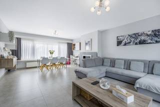 Immo Pické biedt U deze uiterst rustig gelegen en perfect onderhouden woning aan gelegen in een residentiële omgeving en gelegen in de nabijheid van scholen, winkels, openbaar vervoer en andere belangrijke verbindingswegen. De woning bestaat op het gelijkvloers uit een inkomhal, een vestiaire met gastentoilet, een woonkamer met eetplaats en een ruime keuken. Op de eerste verdieping vingen we een nachthal, 3 slaapkamers en twee badkamers. Verder beschikt de woning nog over een stockagezolder, een ruime garage voor 2 auto's en een paar kelderruimtes. Achter de woning vinden we een ruim terras met berging en een tuin. Voor de garage vinden we nog enkele staanplaatsen. Renovatieverplichting van toepassing.