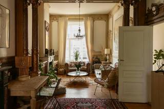 Op zoek naar vastgoed met een ziel? Dit prachtige herenhuis staat te koop en combineert historische charme met verrassend veel ruimte en hedendaags comfort.<br /><br />Achter de statige gevel van dit herenhuis in Vilvoorde bevindt zich een instapklare gezinswoning met een bewoonbare oppervlakte van maar liefst 234 m². De vele originele elementen werden zorgvuldig behouden en geven dit huis zijn bijzondere karakter en warme uitstraling.<br /><br />Indeling:<br /><br />Gelijkvloers: <br />- inkomhal met imposante marmeren trap<br />- grote leefruimte met vele authentieke elementen<br />- recent gerenoveerde keuken met hoogwaardige materialen en kwalitatieve toestellen<br />- zonnig terras met toegang tot een ruime stadstuin omgeven door bomen en veel groen<br /><br />Eerste en tweede verdieping:<br />- 4 ruime slaapkamers, met de mogelijkheid om tot 5 slaapkamers te creëren<br />- ruime dressing met veel opbergruimte<br /><br />Souterrain:<br />- momenteel ingericht als logeerkamer en bureau<br /><br />Troeven van dit huis:<br />- de grandeur van een herenhuis met alle modern wooncomfort<br />- volop ruimte voor een groot gezin, thuiskantoor, hobbyruimte, praktijk of logeerkamers<br />- EPC B, recent vernieuwd dak voorzien van 10 zonnepanelen, geen renovatieverplichting<br /><br />Bereikbaarheid:<br /><br />- gelegen in het centrum van Vilvoorde nabij scholen, winkels en het station met vlotte verbindingen naar Brussel, Mechelen, Antwerpen en Leuven<br />- de Ring is snel bereikbaar<br />- ruime parkeergelegenheid<br /><br />Interesse om dit bijzondere huis te kopen? Schrijf je in voor onze kijkdag op zondag 1 november.<br /><br />De algemene voorwaarden van Dewaele DIY kunt u steeds raadplegen via dewaele.com.<br /><br />Bestuursmaatregelen in het maatregelenregister: nee