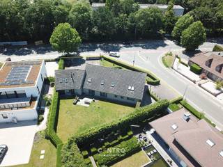 <span><strong><u>Bezoekmoment op zaterdagvoormiddag OP AFSPRAAK.<br /><br />OPPERVLAKTEN:</u></strong><br /><strong><em>Bewoonbare (alle verdiepingen samen) oppervlakte:</em></strong></span><span><strong> </strong><em>± </em>430m<sup>2</sup></span><br /><span><strong><em>Grondoppervlakte:</em></strong></span><span> 1.196m<sup>2</sup> </span><br /><span>Aantal aangelegde parkeerplaatsen op het terrein: 12 + dubbele garage.</span><br /><br /><span><strong><u>INDELING</u></strong><u>:</u></span><br /><strong><em>Gelijkvloers (± 240 </em></strong><strong>m<sup>2</sup></strong><strong><em>):</em></strong><br /><u>Kantoor (± 175 </u><u>m</u><sup>2</sup><u>):</u><strong><em> </em></strong>afzonderlijke inkomdeur in glas - inkomhal met gastentoilet en vestiaire - gang - secretariaat met ontvangstbalie - open landschapsbureel (± 70 m²) - 3 afzonderlijke burelen (12 +16 +24 m<sup>2</sup>) - keuken/refter met deur naar de zonnige tuin (alle privacy).<br /><u>Garage </u><u>(± 65 </u><u>m</u><sup>2</sup><u>):</u> dubbele garage voorzien van 2 sectionaalpoorten – afzonderlijke ingangsdeur - radiatoren - tuinberging met waterverzachter - dubbele deur naar de tuin - badkamer met douche en lavabo – toilet - tweede trap naar de verdieping.<br /><strong><em>Eerste verdieping (± 190 </em></strong><strong>m<sup>2</sup></strong><strong><em>):</em></strong> traphal met toilet - open, lichtrijk landschapsbureel (± 80 m<sup>2</sup>), 3 afzonderlijke kamers (10<span> +</span> 15 + 20 m<sup>2</sup>) - gang - polyvalente ruimte (50 m<sup>2</sup>) met hoogte tot in de nok - CV-lokaal met nieuwe hoogrendementsketel van het merk "Buderus" en grote warm-water boiler.<br /><em><strong>Zolderruimte (± 40m²): </strong></em>bereikbaar via valluik, geïsoleerd.<em><strong> </strong></em><br /><br /><span><strong><u>GROTE TROEVEN van dit pand:</u></strong><br />- <em><strong>Ligging</strong></em>: hoek- en zichtlocatie (invalsweg met veel passage en vlakbij R32 en autosnelweg E403). Twee lichtreclames.<br />- <em><strong>Vele bestemmingsmogelijkhede</strong></em><strong>n</strong>, conform de verkavelingsvoorschriften van 06/09/2004 : bewoning (ook kangoeroe-woning), handel, horeca, vrije beroepen, kantoor, ... </span><br /><span>- <em><strong>Voldoende parkeergelegenheid</strong></em> op het terrein + grote tuin.<br />- <em><strong>Gunstige EPC-score: 174 kWh/m<sup>2</sup></strong></em> : goede isolatie, overal dubbele beglazing en recente CV-ketel.</span><br /><br /><span><strong><u>NUTSVOORZIENINGEN</u></strong><u>:</u><br />Stads -en regenwater (15.000 liter), CV op aardgas, hoogrendementsketel °2019 (Buderus), </span>3 aparte thermostaten, 3 aparte circuits collectoren, <span> keukenboiler, elektriciteit (drijfkracht, 3N400V, 40A) gekeurd met aparte zekeringskast boven en beneden, telefonie/distributie, riolering, 1 videofoon + 2 parlofoons beneden, 3 parlofoons op verdieping, bekabeling voor netwerk (gescheiden kabelgoten voor computer en telefoon).</span><br /><br /><span><strong><u>LIGGING:</u></strong></span><br /><span>Vlotte bereikbaarheid met een mobiscore van 7,7/10. Invalsweg naar Roeselare! Op enkele meters van R32 en snelle verbinding via E403 (Brugge/Kortrijk).</span><br /><span>Tevens op wandelafstand van winkels, scholen, bakkerij/slagerij, tandarts, apotheek,… Bushalte op 100m (centrum, station, zwembad,...).</span><br /><br /><span><u>* Bijzonderheden</u><br />- EPC B: géén renovatieplicht</span><br /><span>- Elektrische keuring conform (gekeurd tot 2045)!<br />- Voorheen kantoor met woonfunctie, op heden tweegezinswoning.</span><br />- Onze referentie op<strong> </strong><strong>www.centro.be</strong>: <strong>Q0597 </strong>of contacteer ons via <strong>050/70 01 02</strong><strong>.</strong><br /><br /><strong>CENTRO | </strong><strong>BEDRIJFSVASTGOED </strong><strong> </strong>is reeds 25 jaar <u>gespecialiseerd in de bemiddeling van commercieel- en bedrijfsvastgoed </u>in West- en Oost Vlaanderen.<br /><span><strong>Wilt u ook weten hoeveel uw bedrijfsgebouw waard is?</strong></span><br />Contacteer ons vrijblijvend voor een marktconforme waardebepaling van uw pand.