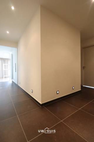 Bent u op zoek naar een ruim én recent appartement met twee slaapkamers, ruim terras met een prachtig uitzicht over de Schelde, een ondergrondse autostaanplaats én een kelderberging? Ontdek dit prachtige appartement, gelegen op De Zaat te Temse! <br /><br />Dit appartement is centraal gelegen, op wandelafstand van winkels, wandelwegen én eetgelegenheden. Dit appartement heeft een bewoonbare oppervlakte van maar liefst 108 m2. Dit appartement is voorzien van een ondergrondse autostaanplaats én een kelderberging. Bovendien is dit appartement voorzien van airconditioning (in de leefruimte én in de grote slaapkamer), zonnewering én vliegenramen. <br /><br />Bij het binnenkomen, komt u uit op de inkomhal met gastentoilet. Daarnaast heeft dit appartement een ruime én lichtrijke leefruimte met open keuken. Er is een berging voorzien met aansluiting voor het wasmachine en de droogkast. Een badkamer met ligbad, douche én dubbel lavabomeubel. Er zijn twee slaapkamers, waarvan één slaapkamer met dressing. Bijkomend heeft dit appartement een ruim én zonnig terras dat uitkijkt op de Schelde. Het terras is voorzien van zonnewering (houten panelen). <br /><br />De gemeenschappelijke kosten bedragen €100 per maand. <br />Dit appartement is onmiddellijk beschikbaar. 