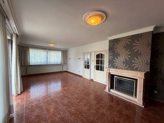 Dit ruim appartement op de eerste verdieping is gelegen op de Koerselsesteenweg 75/1 te Beringen. Door de centrale ligging zijn scholen, winkels en het openbaar vervoer op een zeer korte afstand gelegen.<br /><br />Bestaande uit:<br />- Inkomhal<br />- Woonkamer/eetkamer met balkon<br />- Twee slaapkamers<br />- Apart toilet<br />- Volledig ingerichte keuken grenzend aan de leefruimte<br />- Badkamer voorzien van ligbad en wastafel<br />- Twee bergruimtes voorzien<br />- Aparte wasruimte voorzien<br /><br />Extra:<br />- EPC D<br />- Huurprijs: 890 euro/maand inclusief verwarmingskosten<br />- Het appartement is onmiddellijk beschikbaar<br /><br />Uitsluitend via onze website www.vastengoed.be kan u een bezichtiging inplannen op de vooropgestelde bezoekmomenten. Voor andere vragen kan u het kantoor bereiken op het nummer 014/72.73.74.