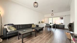 <p>Bij ImmoFusion 7/7 “open huis” : klik op onze 3D-TOUR.</p>
<p>Deze karaktervolle open bebouwing uit 1961 werd recent volledig en met veel zorg gerenoveerd. Het resultaat is een bijzonder nette, lichtrijke woning waarin het originele karakter mooi gecombineerd wordt met een moderne, frisse uitstraling. Zodra je de woning binnenstapt, voel je meteen de warmte en gezelligheid die deze plek uitstraalt – een echte thuis.<br /><br /></p>
<p>Binnenin zorgt de doordachte renovatie voor hedendaags comfort zonder in te boeten aan charme. De landelijke keuken is volledig geïnstalleerd en uitgerust met een ingebouwde koelkast, vaatwasmachine en oven. Deze keuken is niet alleen praktisch, maar ook een sfeervolle plek om te koken en te vertoeven.<br /><br /></p>
<p>De badkamer is stijlvol afgewerkt en voorzien van een inloopdouche en een modern dubbel lavabomeubel. Alles is met zorg gekozen en professioneel geplaatst, waardoor de woning volledig instapklaar is.<br /><br /></p>
<p>In de tuin is er en superleuk overdekt terras aanwezig en geniet je hier van alle rust! Daarnaast is er ook een grote weide aanwezig, perfect voor dieren!<br /><br /></p>
<p>Pluspunten:</p>
<p>- zeer rustige ligging</p>
<p>- conforme elektrische keuring</p>
<p>- centraal gelegen tussen Beringen, Zolder, Heusden en Zonhoven</p>
<p>- een perceel van maar liefst + 23 are groot!</p>
<p>- 3 ruime slaapkamers</p>
<p>- mooi karakterhuis</p>
<p>- grote voortuin en veel parking</p>
<p>- zolderruimte</p>
<p>- niet ver van het centrum en toch zeer rustig<br /><br /></p>
<p>Voor een bezichtiging ter plaatse of meer info, bel ons op 078/78.78.70, of kom gewoon binnen op ons kantoor, steeds welkom!</p>