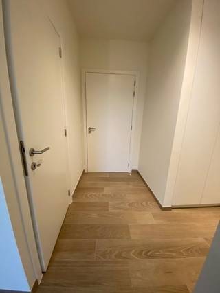 Ligging:<br />Het appartement bevindt zich op een zeer goede ligging in hartje Geel.<br />Er is een vlotte verbinding naar de meeste verbindingswegen.<br />Er is een lift aanwezig in het gebouw.<br /><br />Beschrijving:<br />Het appartement gelegen op de derde verdieping bestaat uit:<br />- Inkom voorzien van een mooi ingemaakte kast<br />- Gezellige woonruimte <br />- Ingerichte keuken voorzien van vaatwasser, oven, keramische kookplaat, dampkap met afstandsbediening, spoelbak en koelkast met vriesvak.<br />- 1 slaapkamer voorzien van een mooi ingemaakte kast<br />- Badkamer met enkele lavabomeubel, toilet en een douche<br />- Berging met aansluiting wasmachine<br />- Gezellig terras met prachtig uitzicht<br />- Ondergrondse autostaanplaats (nr 43)<br />- Ondergrondse fietsenstalling (nr 5)<br />- Ondergrondse kelderberging (nr 40)<br /><br />Extra:<br />- De huurprijs bedraagt € 750,00 per maand + gemeenschappelijke kosten €50,00 per maand<br />- Het appartement is beschikbaar vanaf 01/01/2027<br />- Er is overal verlichting voorzien<br />- Gordijnrails zijn voorzien<br /><br />Uitsluitend via onze website www.vastengoed.be kan u een bezichtiging inplannen op de vooropgestelde bezoekmomenten. Voor andere vragen kan u het kantoor bereiken op het nummer 014/72.73.74.