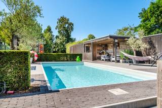 Sommige woningen verrassen je pas wanneer je er binnenstapt… en deze is er zo eentje! Achter de gevel van deze gezellige woning in de Sint-Katharinastraat 114 schuilt een heerlijke buitenruimte waar vakantiegevoel nooit ver weg is.<br /><br />Parkeren doe je makkelijk op de eigen oprit, maar daarna gaat alle aandacht meteen naar de leuke tuin. Verschillende gezellige zitplekjes, een praktisch atelier én als absolute kers op de taart: het zwembad! Hier zie je jezelf meteen lange zomeravonden doorbrengen met familie en vrienden.<br /><br />Ook binnen charmeert de woning met haar gezellige karakter. Op het gelijkvloers vinden we een knusse woonkamer met een bijzonder lichtrijk eetgedeelte. Achter het hoekje piept de keuken tevoorschijn en dankzij een slim weggewerkte, verborgen kast is er verrassend veel extra bergruimte. Ook de kelder zorgt voor dat extra beetje praktische opslagruimte.<br /><br />Boven zijn er maar liefst 4 gezellige slaapkamers en een badkamer met ligbad. Nog meer ruimte nodig? De zolder is bereikbaar via een vaste trap en biedt heel wat mogelijkheden om verder in te richten als extra slaapkamer, bureau, hobbyruimte of speelkamer.<br /><br />Kom kijken, laat je verrassen en misschien vier jij hier volgende zomer wel vakantie in eigen tuin!
