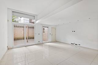 Deze woning combineert comfort met een gunstige ligging vlak bij de bruisende Diamantbuurt.<br /><br />Op het gelijkvloers vindt u een geïnstalleerde keuken en een gezellige leefruimte die direct toegang geeft tot een ruim terras, ideaal om buiten te genieten.<br /><br />Op de eerste verdieping bevinden zich drie slaapkamers en een badkamer met ligbad.<br /><br />De tweede verdieping is momenteel ingericht als één grote open ruimte met ensuite badkamer en dressing. Er is echter de mogelijkheid om deze etage om te vormen tot twee volwaardige slaapkamers.<br /><br />In het souterrain bevindt zich een praktische wasplaats.<br /><br />Kortom, een veelzijdige woning met veel potentieel, ideaal voor wie op zoek is naar ruimte en een centrale locatie.