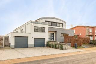 <strong>RECENTE (2003) EN ZEER RUIME VILLA MET 3 (MOGELIJK 5) SLAAPKAMERS, INPANDIGE GARAGE MET PLAATS VOOR 2 WAGENS, EN ZUIDELIJKE ORIENTATIE OP 9ARE 28 CENTIARE TE KERMT (HASSELT)</strong><br /><br />In de Molenstraat 79 te Kermt (Hasselt) ligt deze uitzonderlijk ruime en perfect onderhouden woning (gebouwd in 2003) op een perceel van 9 are 28 centiare, in een aangename, rustige straat met vlotte verbinding naar het levendige centrum van Hasselt en de omliggende natuur- en groenzones. Deze woning combineert ruimte, comfort en moderne technieken op een uiterst aantrekkelijke locatie.<br /><br />Bij het binnenkomen valt meteen de indrukwekkend hoge en lichtrijke leefruimte op, waar grote raampartijen én een sfeervolle gashaard zorgen voor een warme, uitnodigende atmosfeer. De prachtige open keuken is volledig uitgerust met kwalitatieve A-merk toestellen en vormt het kloppend hart van het huis. Aansluitend aan de leefruimte en met zicht op de tuin ligt een charmante veranda, een heerlijke plek om te genieten van het buitengevoel in alle seizoenen.<br /><br />De woning beschikt over drie volwaardige slaapkamers, elk met een aansluitende dressing, en twee stijlvol afgewerkte badkamers die rust en comfort uitstralen. De dressings van de kinderkamers kunnen ook perfect als extra slaapkamer dienen waardoor men over 5 slaapkamers beschikt. Zowel op het gelijkvloers als op de verdieping is er een aparte bureauruimte, ideaal voor thuiswerk of hobby’s. Daarnaast biedt een praktische kelder extra bergruimte.<br /><br />Buiten wacht een groot zuidelijk gericht terras, perfect om te ontspannen of gasten te ontvangen, en meerdere autostaanplaatsen voor uw comfort. Technisch is deze woning uitstekend uitgerust met 18 zonnepanelen, een zonneboiler en airconditioning in de slaapkamers en leefruimte, wat bijdraagt aan een gunstige energieprestatie met een EPC-label C (net geen B).<br /><br />Graag eens komen kijken? Bel ons op 011 96 51 76 of mail ons op info@momentumvastgoed.be