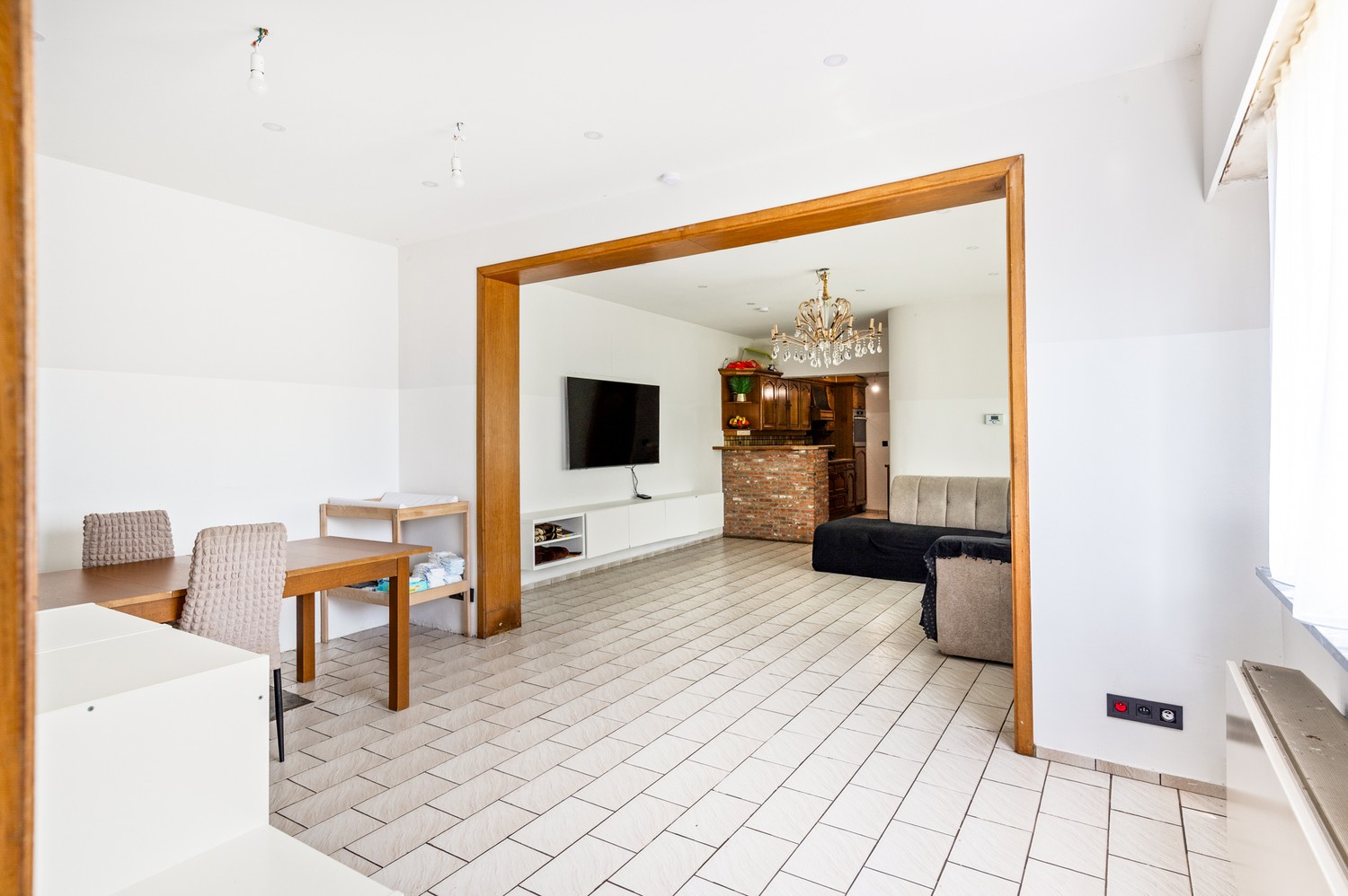 Te renoveren woning met veel potentieel in Ranst! - foto 3