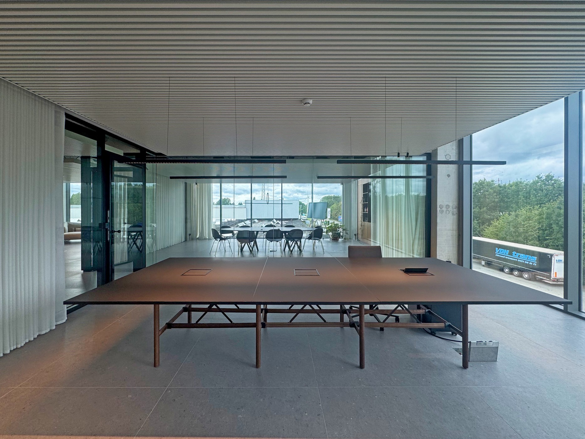 Modern bedrijfsgebouw met laadkaai vlak naast de E40 - foto 4
