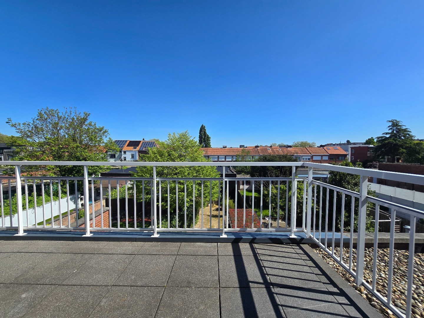Instapklaar duplex appartement met 2 slpk. en 2 bdks. en mooi terras. - foto 4