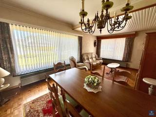 <p><span>TE RENOVEREN WONING MET BOUWGROND OP TOPLOCATIE</span></p><p><span> </span></p><p><span>Bent u op zoek naar </span><span>een unieke eigendom met uitzonderlijk veel mogelijkheden</span><span> op een absolute toplocatie in Beveren? Dan is dit een buitenkans. </span></p><p><span> </span></p><p><span>Deze ruime gezinswoning ligt op wandelafstand van het centrum, winkels, scholen en openbaar vervoer en biedt, ondanks de renovatieverplichting (EPC F), alle potentieel om uw droomwoning te creëren. </span></p><p><span> </span></p><p><span>De woning beschikt over een royale leefruimte, keuken met zicht op de ruime tuin, 3 slaapkamers, een zolder met uitbreidingsmogelijkheden en een ruime garage. </span></p><p><span> </span></p><p><span>Extra troef is de naastgelegen bouwgrond van 440 m² met ideale oriëntatie, gelegen in een goedgekeurde verkaveling, waarop de constructie van een ruime halfopen bebouwing mogelijk is. </span></p><p><span> </span></p><p><span>Woning en bouwgrond kunnen zowel afzonderlijk als samen worden aangekocht, wat een unieke opportuniteit biedt voor wie extra ruimte, een toekomstproject of een investering zoekt. </span></p><p><span>Voor meer info verwijzen we graag naar onze andere advertentie.</span></p><p><span> </span></p><p><span>Ontdek tijdens een bezoek ter plaatse de vele mogelijkheden van deze eigendom!</span></p><p><span> </span></p><p><span>Interesse ? Gelieve ons dan te contacteren op het nummer 03 775 41 88 of mail naar <span>kurt@vastgoed-smet.be</span></span><span> </span></p><p><span><span>www.vastgoed-smet.be</span></span></p><p><span> </span></p><p><span>“De verstrekte gegevens/informatie (zowel online als gedrukt) worden vrijblijvend verstrekt, enkel ter inlichting, zonder contractuele verbintenis of garantie van onzentwege en kunnen op ieder ogenblik gewijzigd worden”</span></p><p><span> </span></p>