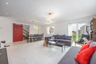 - Villa moderne (2021),- Magnifique terrain de 1044 m²2,- 5 chambres, 2 salles de bains,- Quartier résidentiel calme à proximité des écoles et des...