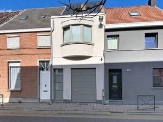 <p><span>Ben je op zoek naar een instapklare woning waar comfort, energiezuinigheid en een centrale ligging hand in hand gaan? Dan is deze gerenoveerde woning in het centrum van Niel zeker een bezoek waard!</span></p>
<p><span>Enkele jaren geleden onderging de woning een grondige, energetische renovatie. Dankzij onder meer de vernieuwde ramen, de condenserende verwarmingsketel en de zonnepanelen geniet je hier van een aangenaam wooncomfort in combinatie met een gunstig EPC.</span></p>
<p><strong><span>Een praktische indeling met verrassend veel mogelijkheden</span></strong></p>
<p><span>Via de inkomhal kom je in de woning. Aansluitend bevindt zich de garage, die eveneens perfect dienst kan doen als fietsenberging. Hier is bovendien plaats voorzien voor de verwarmingsketel, de meters, de wasmachine en extra bergruimte.</span></p>
<p><span>Achteraan bevindt zich de gezellige leefruimte met open keuken, een aangename plek om samen te komen en te ontspannen. Via de leefruimte bereik je de gezellige koer, waar je in alle rust van het buitenleven kan genieten. Een praktische zij-uitgang via de bestaande servitude vormt een extra troef.</span></p>
<p><span>Centraal in de woning bevindt zich een gastentoilet.</span></p>
<p><span>Op de eerste verdieping vind je een ruime masterbedroom en een grote badkamer, uitgerust met een ligbad, inloopdouche, dubbele lavabo en toilet.</span></p>
<p><span>Ook de zolderverdieping biedt heel wat mogelijkheden. Deze ruimte is reeds grotendeels afgewerkt en kan, na het plaatsen van een vloer, ingericht worden als ruime extra slaapkamer, hobbyruimte of bureau. Wie extra slaapgelegenheid nodig heeft, kan de zolder eventueel opdelen in twee kinderkamers, bijvoorbeeld met ingemaakte kasten.</span></p>
<p><strong><span>Wonen in het centrum, met alles binnen handbereik</span></strong></p>
<p><span>Dankzij de centrale ligging in Niel bevinden winkels, voorzieningen en andere dagelijkse faciliteiten zich op wandelafstand. Bovendien is er openbare parkeergelegenheid aan de overzijde van de straat.</span></p>
<p><strong><span>De troeven op een rij:</span></strong></p>
<ul>
<li>
<p><span>Grondig gerenoveerde woning</span></p>
</li>
<li>
<p><span>Gunstig EPC dankzij energetische verbeteringen</span></p>
</li>
<li>
<p><span>Zonnepanelen en condenserende verwarmingsketel</span></p>
</li>
<li>
<p><span>Gezellige leefruimte met open keuken</span></p>
</li>
<li>
<p><span>Aangename koer met zij-uitgang</span></p>
</li>
<li>
<p><span>Ruime masterbedroom en comfortabele badkamer</span></p>
</li>
<li>
<p><span>Veelzijdige zolder met mogelijkheid tot één of twee extra kamers</span></p>
</li>
<li>
<p><span>Garage/fietsenberging met extra bergruimte</span></p>
</li>
<li>
<p><span>Centrale ligging in het centrum van Niel</span></p>
</li>
<li>
<p><span>Onmiddellijk beschikbaar</span></p>
</li>
</ul>
<p><strong><span>Zie jij jezelf hier al wonen?</span></strong><span> Ontdek zelf de mogelijkheden en het comfort van deze woning tijdens een bezoek. Misschien wordt dit binnenkort wel jouw nieuwe thuis!</span></p>
<p><span></span></p>