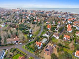 Grote villa met 4 slaapkamers op een groot hoekperceel van 1533m² gelegen centraal in de Simli-wijk te Nieuwpoort-Bad op wandelafstand van de zee...