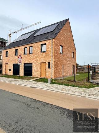 <article></article>
<article>
<div>
<div>
<div>
<div>
<div>
<div>
<h3>Laatste lot - Prachtig afgewerkte nieuwbouw woning – LOT 2</h3>
<p>Ben je op zoek naar een <strong>ruime, energiezuinige én instapklare woning</strong>? Dan is dit jouw kans!</p>
<p>Deze woning is met een doordachte, uitzonderlijk ruime indeling en een verfijnde afwerking gebouwd. Dankzij de voorziene warmtepomp en moderne technieken geniet je van maximaal wooncomfort én lage energiekosten.</p>
<p>Bovendien is de woning <strong>volledig afgewerkt</strong>: van hoogwaardige keuken tot aangelegde tuin. <strong>Vanaf het verlijden van de akte kan je meteen verhuizen. </strong></p>
<p><strong>Prijs: </strong>€389.760 (excl. kosten)</p>
<p>✔ <strong>E-peil ≤ 20</strong> <br />✔ Vloerverwarming zowel boven als beneden<br />✔ <strong>Hoogwaardige,</strong> volledig uitgeruste <strong>keuken</strong><br />✔ Ruime garage én praktische zolder<br />✔ <strong>Aangelegde tuin met terras</strong><br />✔ <strong>Afsluiting </strong>voorzien<br />✔<span><strong> Instapklaar bij akte</strong></span></p>
<p>Mis deze unieke opportuniteit niet en ontdek jouw toekomstige thuis <strong><span>tijdens de opendeurdag</span></strong>.</p>
<p>📞 <strong>050 33 59 03 - Info@yess-vastgoed.be</strong></p>
</div>
</div>
</div>
</div>
</div>
</div>
</article>