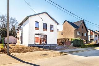 Vandaag nemen we je mee naar deze toffe woning, gelegen in een rustige straat, doch op wandelafstand van het centrum van Bornem. <br /><br />Maak jij van dit huis jouw thuis? De ruwbouwwerken werden alvast uitgevoerd alsook de voorbereiding voor sanitair en elektriciteit. <br /><br />Bij binnenkomst via de linkerkant van de woning, betreden we de inkomhal die rechtstreeks toegang biedt tot de ruime en lichte leefruimte. Deze veelzijdige leefruimte biedt plaats voor zowel leefruimte in combinatie met een bureau. Aansluitend vind je de eetkamer, die overgaat in de open keuken met zicht op de tuin. Naast de keuken bevindt zich een praktische wasplaats/berging, een douche en toegang tot de tuin.<br /><br />Op de eerste verdieping bevinden zich momenteel twee slaapkamers, waarvan één slaapkamer is opgesplitst met aansluitend een dressing. Indien gewenst kan je een deur plaatsen naar de dressing en tover je deze om naar een derde slaapkamer. Daarnaast is er een dressingkamer die toegang geeft tot de badkamer. De ruime badkamer biedt plaats voor een douche, bad, dubbele lavabo en een toilet. Vanuit deze dressing heb je toegang tot het terras.<br /><br />Via een uitschuifbare trap bereik je de opbergzolder.<br /><br />Als extra is er nog een garage.<br /><br />De tuin biedt nog vele opties qua inrichting. Als troef geniet je van een mooi uitzicht op het achtergelegen bos.<br /><br />Heb je interesse in deze woning?<br />Neem gerust contact op via yordi@julimmo.be of 0473 76 18 07.