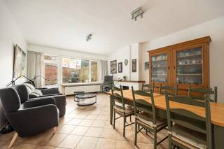 <strong>(Attestering en grondplannen kan u terugvinden bij “Documenten” op de Wellimmo-site)</strong><br /><br /><strong>Algemeen:</strong><br />Een praktische eengezinswoning met vier slaapkamers, een bewoonbare oppervlakte van 166m² en een oostgerichte tuin van circa 67 m². De woning dateert origineel uit 1954, maar onderging doorheen de jaren deels gerenoveerd (zoals het dak, ramen, achtergevel, keuken, verwarmingsinstallatie…).<br /><br /><strong>Ligging:</strong><br />Ideaal gelegen tussen het Te Boelaerpark en Boekenbergpark, met een goede bereikbaarheid naar de stad, invalswegen en alle belangrijke voorzieningen zoals scholen, winkels etc...<br /><br /><strong>Indeling:</strong><br />Bij het betreden van de woning kom je in een compacte inkomhal. Vanuit de hal heb je toegang tot een polyvalente ruimte die perfect kan dienen als bureau, speelkamer of hobbyruimte. Deze ruimte vormt het centrale punt van de woning en geeft toegang tot de garage, de leefruimte en een apart gastentoilet met handenwasser en de trappen naar de bovenverdieping.<br /><br />De garage biedt plaats voor een kleine wagen, maar kan ook perfect gebruikt worden als wasruimte dankzij de aansluiting voor wasmachine en droogkast.<br />De ruime en lichtrijke woonkamer geniet van een mooie natuurlijke lichtinval en een aangenaam uitzicht op de tuin. De leefruimte is afgewerkt met tegelvloeren en geschilderde muren en biedt rechtstreeks toegang tot de tuin.<br />Aansluitend aan de woonkamer bevindt zich de volledig geïnstalleerde Siemens-keuken, eveneens met toegang tot de tuin en de kelder. De aangename tuin is oostgericht en ca. 67 m².<br /><br />Op de bovenverdieping bevinden zich vier ruime en lichtrijke slaapkamers, die flexibel kunnen worden ingericht als slaap-, werk- of hobbyruimte. Daarnaast zijn er twee praktische vestiaires met ruime opbergmogelijkheden.<br />De badkamer is uitgerust met een douche, een lavabo en een handige ingemaakte kast. Bovendien is er voldoende ruimte en de mogelijkheid om een bad te installeren, wat extra comfort kan bieden. Ten slotte is er ook nog een droge en ruime kelder aanwezig. <br /><br /><strong>Troeven:</strong>
<ul>
	<li>Ruime tuin</li>
	<li>Garage</li>
	<li>Gegeerde locatie</li>
	<li>Ruime kelder</li>
</ul>
<strong>Interesse?</strong><br />Contacteer ons via info@wellimmo.net of bel naar 03/225.00.68.<br /> 