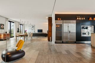 Midden in de stad vinden we deze uitzonderlijke duplex-penthouse terug op de derde en vierde verdieping van een karaktervol gebouw. De...