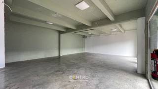 Handelsunit te huur met een totale oppervlakte van 204m².<br />Dit handelspand geniet van een authentieke waterfrontligging in een omgeving waar wonen, toerisme, horeca en maritieme activiteiten samenkomen. De nabijheid van de jachthaven, de kust en de haven creëert een interessante mix van bezoekers en lokale klanten, ideaal voor uiteenlopende commerciële activiteiten.<br /><br /><u><strong>Benaderende OPPERVLAKTEN:</strong></u><br />Totale oppervlakte: 200m²<br /><br /><u><strong>INDELING:</strong></u><br />Gelijkvloers (100m²): handelsruimte<br /><br />Eerste verdieping (100m²): opslagruimte en afzonderlijk toilet. <br /><br /><u><strong>GROTE TROEVEN van dit handelspand:</strong></u><br />- Voldoende parkeergelegenheid<br />- Vlotte bereikbaarheid nabij de jachthaven van Zeebrugge<br /><br /><u><strong>Bijzonderheden</strong></u><br />- Korttijdige bezetting<br />- Onmiddellijk beschikbaar<br /><br /><br />- Onze referentie op<strong> </strong><strong>www.centro.be</strong>: <strong>L0199-35</strong><br />- <strong>Interesse?</strong> Neem dan vandaag nog contact voor meer info of bezichtiging:<strong> </strong><strong>050700102</strong><strong>.</strong><br /><br /><strong>CENTRO | </strong><strong>BEDRIJFSVASTGOED </strong>is reeds 24 jaar <u>gespecialiseerd in de bemiddeling van commercieel- en bedrijfsvastgoed</u> in West- en Oost-Vlaanderen.<br /><strong>Wilt u ook weten hoeveel uw bedrijfsgebouw waard is?</strong><br />Contacteer ons vrijblijvend voor een marktconforme waardebepaling van uw pand. <br />