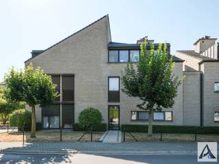 <h1><span>EXCLUSIEF EN UITZONDERLIJK RUIM PENTHOUSE VAN 169 M² MET ZONGERICHT TERRAS VAN 34 M²</span><span> NABIJ HET CENTRUM VAN BERINGEN</span></h1><p><span>Welkom in dit bijzonder ruime en stijlvol afgewerkte penthouse, gelegen op een gunstige locatie nabij het centrum van Beringen. Met een uitzonderlijke woonoppervlakte van maar liefst 169 m², drie volwaardige slaapkamers, twee badkamers en een indrukwekkend zongericht terras van ca. 34 m², biedt dit appartement een woonbeleving die u eerder bij een ruime woning zou verwachten.</span></p><p><span>Reeds bij het binnenkomen wordt de kwalitatieve afwerking van dit appartement duidelijk. De ruime inkomhal beschikt over een discreet weggewerkt gastentoilet, praktische inbouwmogelijkheden en geeft via een prachtige pivoterende glazen deur toegang tot de royale leefruimte. De combinatie van de uitzonderlijke volumes, hoogwaardige materialen en grote raampartijen zorgt meteen voor een bijzonder gevoel van ruimte en luxe.</span></p><p><span>De leefruimte vormt zonder twijfel het hart van deze eigendom. Dankzij de royale oppervlakte, de grote raampartijen en de indrukwekkende vrije hoogte van maar liefst 4 meter op het hoogste punt, geniet deze ruimte van een uitzonderlijk ruimtelijk gevoel. Het grote Z-raam, gericht op het zonnige terras, zorgt bovendien voor een overvloed aan natuurlijk daglicht en vormt een mooie verbinding tussen het interieur en de buitenruimte.</span></p><p><span>De open leefkeuken sluit naadloos aan op de leefruimte en vormt samen met de eet- en zithoek één bijzonder aangenaam geheel. Aansluitend bevindt zich een praktische bergruimte met ingebouwde kasten, waardoor ook op vlak van functionaliteit aan alles werd gedacht.</span></p><p><span>Een absolute blikvanger is het royale, zongerichte terras van ca. 34 m². Dankzij de ruime oppervlakte is hier plaats voor zowel een comfortabele lounge als een uitgebreide eettafel. De aanwezige zonneluifel zorgt bovendien voor extra comfort tijdens warme en zonnige dagen. Het terras vormt dan ook een volwaardige verlenging van de leefruimte en een heerlijke plek om in alle rust van het buitenleven te genieten.</span></p><p><span>Ook het slaapgedeelte werd bijzonder ruim en comfortabel opgevat. Het appartement beschikt over drie volwaardige slaapkamers, waarbij elke slaapkamer is afgewerkt met een kwalitatieve parketvloer. De master bedroom beschikt over een eigen ensuite badkamer. Daarnaast is er een tweede badkamer die ter beschikking staat van de overige slaapkamers.</span></p><p><span>In totaal beschikt het appartement over twee badkamers. De eerste badkamer is uitgerust met een douche en lavabomeubel, terwijl de ensuite badkamer bij de master bedroom beschikt over zowel een comfortabel bad als een afzonderlijke douche.</span></p><p><span>Doorheen het appartement werd bovendien volop ingezet op praktische opbergruimte. Zo zijn er ingebouwde kasten in de leefruimte, een praktische kastenwand in de bergruimte aan de keuken en bijkomende inbouwkasten in de nachthal. Hierdoor blijft het appartement bijzonder strak en verzorgd, zonder in te boeten aan gebruiksgemak.</span></p><p><span>Ook technisch werd deze eigendom doorheen de jaren met de nodige zorg onderhouden en gemoderniseerd. Er werd niet enkel aandacht besteed aan het algemene onderhoud, maar ook aan hedendaags comfort en energiezuinigheid. Zo werd onder meer geïnvesteerd in airconditioning in de leefruimte, een recente gasketel en een zonne-installatie met thuisbatterij!</span></p><h3><span>INDELING</span></h3><p><span>Inkomhal</span></p><ul><li><span>Discreet weggewerkt gastentoilet</span></li><li><span>Pivoterende glazen deur naar de leefruimte</span></li></ul><p><span>Leefruimte</span></p><ul><li><span>Uitzonderlijk ruime en zeer lichtrijke leefruimte</span></li><li><span>Open leefkeuken</span></li><li><span>Indrukwekkende vrije hoogte tot ca. 4 meter</span></li><li><span>Grote raampartijen</span></li><li><span>Groot Z-raam gericht op het zonneterras</span></li><li><span>Ingebouwde kasten</span></li><li><span>Rechtstreekse toegang tot het terras</span></li></ul><p><span>Buitenruimte</span></p><ul><li><span>Groot zongericht terras van ca. 34 m²</span></li><li><span>Zonneluifel</span></li></ul><p><span>Slaapgedeelte</span></p><ul><li><span>Ruime nachthal met ingebouwde kasten</span></li><li><span>Drie volwaardige slaapkamers</span></li><li><span>Alle slaapkamers voorzien van kwalitatieve parketvloer</span></li><li><span>Master bedroom met ensuite badkamer</span></li></ul><p><span>Badkamers</span></p><ul><li><span>Eerste badkamer met douche en lavabomeubel</span></li><li><span>Ensuite badkamer met bad én afzonderlijke douche</span></li></ul><p><span>Berging & parking</span></p><ul><li><span>Praktische bergruimte aansluitend aan de keuken</span></li><li><span>Voorzien van ingebouwde kasten</span></li><li><span>Zowel de kelderberging als de ondergrondse staanplaats zijn inbegrepen in de verkoopprijs </span></li><li><span>Ruime buitenparkings vrij te gebruiken</span></li></ul><h3><span>TROEVEN</span></h3><ul><li><span>Uitzonderlijk ruim penthouse van 169 m²</span></li><li><span>Drie volwaardige slaapkamers</span></li><li><span>Twee badkamers</span></li><li><span>Groot zongericht terras van ca. 34 m²</span></li><li><span>Zeer ruime en lichtrijke leefruimte</span></li><li><span>Indrukwekkende vrije hoogte tot ca. 4 meter</span></li><li><span>Groot Z-raam met zicht en toegang richting terras</span></li><li><span>Pivoterende glazen deur tussen inkomhal en leefruimte</span></li><li><span>Hoogwaardige en verzorgde afwerking</span></li><li><span>Alle slaapkamers voorzien van parketvloer</span></li><li><span>Uitgebreide ingebouwde kasten</span></li><li><span>Airconditioning in de leefruimte</span></li><li><span>Zonne-installatie met thuisbatterij</span></li><li><span>Nieuwe gasketel</span></li><li><span>Praktische bergruimte</span></li><li><span>Instapklaar en zeer goed onderhouden</span></li><li><span>Gunstige ligging nabij het centrum van Beringen</span></li></ul><p><span>Dit uitzonderlijke penthouse combineert ruimte, licht, comfort en kwaliteit op een bijzonder geslaagde manier. De royale leefruimtes, de plafondhoogte tot 4 meter, de hoogwaardige afwerking, drie volwaardige slaapkamers, twee badkamers en het indrukwekkende terras maken van deze eigendom een bijzonder compleet geheel.</span></p><p><span>Daarbovenop zijn ook de ondergrondse autostaanplaats en privatieve kelderberging inbegrepen in de verkoopprijs, waardoor het totaalpakket nog aantrekkelijker wordt. Bent u op zoek naar een appartement met de ruimte en het woongevoel van een woning, maar met het comfort van een penthouse? Dan verdient deze eigendom absoluut uw aandacht.</span></p><p><span>Laat u tijdens een bezoek verrassen door de uitzonderlijke volumes, de hoogwaardige afwerking en de prachtige leefruimtes van dit unieke penthouse.</span></p><p><span>Neem vandaag nog contact met ons op via <span>info@immopa.be</span></span><span> of 089/50.35.85 en plan uw bezoek.</span></p><p><span> </span></p><p><span> </span></p>