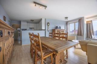 Dit lichtrijk hoekappartement geniet van een zijdelings zeezicht en bevindt zich op een toplocatie langs één van de meest gegeerde boulevards van Heist. Dankzij de hoekligging profiteert u van veel natuurlijke lichtinval en mooie open verzichten, wat zorgt voor een ruimtelijk en aangenaam gevoel doorheen het hele appartement. De gelijkvloerse fietsenberging is zeer vlot bereikbaar — ideaal voor wie vaak met de fiets de omgeving verkent. Een bijkomende troef is de zeer grote private berging die inbegrepen is bij het appartement, wat uitzonderlijk is aan de kust. <br /><br />Met een EPC-label B scoort dit appartement ook uitstekend op vlak van energiezuinigheid. Dit maakt het niet alleen interessant als tweede verblijf, maar ook als investering met sterke verhuurmogelijkheden en mooie rendementskansen.<br /><br />Indeling: <br />- Inkomhal met vestiairehoek,<br />- Apart gastentoilet,<br />- Ruime en lichtrijke leefruimte met aanpalend terras ,<br />- Open leefkeuken,<br />- Eerste ruime slaapkamer,<br />- Tweede slaapkamer met toegang tot een tweede terras,<br />- Derde kamer geschikt als stapelbedkamer of bureau,<br />- Badkamer met dubbele wastafel en ligbad,<br /><br />Troeven:<br />- Hoekligging met zijdelings zeezicht,<br />- Twee terrassen,<br />- EPC-label B,<br />- Grote private berging inbegrepen,<br />- Perfect voor eigen gebruik of vakantieverhuur,<br />- Fietsenberging op het gelijkvloers,<br /><br />Een unieke kans om een hoekappartement met zeezicht te verwerven in Heist!<br /><br />Interesse? Contacteer Maxim via 0477 06 03 30 voor een bezoek ter plaatse.