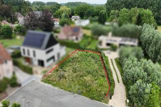 Wij bieden graag het laatste beschikbare lot in de verkaveling Teirlinkhof aan.<br /><br />Een unieke én laatste kans om uw droomwoning te realiseren in deze rustige residentiële omgeving op een perceel van 541 m², bestemd voor een open bebouwing.<br />Bijzonder kindvriendelijk dankzij de ligging in de pijpenkop.<br /><br />Mis deze uitzonderlijke opportuniteit niet!