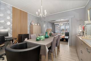 <p>Op zoek naar een ruime woning met mogelijkheden, rust en karakter? Deze charmante gezinswoning in Budingen, op een boogscheut van het schilderachtige Zoutleeuw, biedt je een bewoonbare oppervlakte van meer dan 150m² op een perceel van 7a66ca. Met drie slaapkamers, een grote veranda en een aparte garage met werkhuis is dit een plek waar je alle ruimte hebt om te wonen, werken en genieten.</p>
<p>Je stapt binnen in een gezellige leefruimte waar de eetplaats en zithoek uitnodigen tot warme familiemomenten. De keuken is ruim en praktisch ingericht, met voldoende plek voor het dagelijkse leven én het weekendkoken. Aan de achterzijde verrast een grote veranda je met haar licht en uitzicht op de tuin. Deze vormt de doorgang naar de achterbouw en de stal, die ideaal zijn als extra opslag, werkruimte of creatieve invulling.</p>
<p>Op de eerste verdieping vind je drie volwaardige slaapkamers, elk met een aangename lichtinval en voldoende ruimte voor rust en comfort. De badkamer is functioneel ingericht en ligt centraal op de verdieping.</p>
<p>Naast het huis staat een apart bijgebouw van 15m², met garage en werkhuis. Een ideale plek voor wie graag klust, extra bergruimte zoekt of een hobby wil uitoefenen.</p>
<p>De woning ligt in een rustige straat in Budingen, waar je geniet van de landelijke sfeer en tegelijk profiteert van de nabijheid van het gezellige Zoutleeuw en vlotte verbindingen richting Sint-Truiden.</p>
<p>Benieuwd naar de mogelijkheden die deze woning jou kan bieden? Neem gerust contact op en kom zelf de ruimte en het potentieel ervaren.</p>