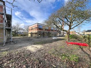 LOCATION

In a quiet cul-de-sac, near the Market Square and the lively center of Wetteren, an exclusive new-build project with only six homes in a contemporary modern architectural style is taking shape.
Here you can live in peace and quiet, surrounded by greenery, yet close to everything that matters. Good connections to the E40 and Brusselsesteenweg will take you quickly to Ghent or Brussels. In addition, shops, schools, public transport, walking and cycling routes are all just a stone's throw away.

PROJECT AND FINISH

Each home offers excellent energy performance thanks to underfloor heating via heat pump, solar panels, and a ventilation system D.
This is carefree and future-oriented living. 
Choose from open, closed, or semi-open constructions, each with three bedrooms, at least one or two parking spaces included in the price, a private terrace, and garden. 
Additional advantages include a communal bicycle storage room and a waste disposal room for extra convenience. 

6% VAT ADVANTAGE 

Take advantage of the reduced VAT rate of 6% if you meet the conditions. New for investors: the 6% VAT rate now also applies to purchases that are rented out for 15 years (under the applicable legal conditions). 
This reduces the purchase cost and can significantly improve your net return.

Choose modern, energy-efficient, and carefree living in Wetteren!
Contact Kevin for more information: 0476 66 55 50

(Areas estimated, some photos are from a reference project or are renders)