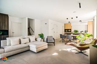 Op een uitstekende ligging in Beerzel vindt u deze stijlvolle, hedendaagse woning op een perceel van 523 m². De woning combineert een...