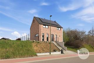 <p><span>STIJLVOLLE, ENERGIEZUINIGE WONING MET LIFT, 3 SLAAPKAMERS EN PRACHTIGE TUIN NABIJ CENTRUM LANDEN</span></p><p><span>Bent u op zoek naar een instapklare, energiezuinige woning met hedendaags comfort op een rustige maar centrale ligging? Dan zal deze recente halfopen bebouwing uit 2021 in de Overwindenstraat in Landen u meteen weten te charmeren.</span></p><p><span>De woning combineert rust en een landelijke omgeving met een vlotte bereikbaarheid. Het centrum van Landen, winkels, scholen en openbaar vervoer bevinden zich op korte afstand, terwijl u via de nabijgelegen verbindingswegen en autostrade snel omliggende steden bereikt.</span></p><p><span>Vanaf het moment dat u de woning binnenstapt, valt de lichtrijke leefruimte op waar grote raampartijen zorgen voor een aangename connectie met de tuin. De moderne open keuken vormt het hart van de woning en is de ideale plek om te koken, te genieten en gasten te ontvangen.</span></p><p><span>Met drie volwaardige slaapkamers, twee praktische dressings en een stijlvolle badkamer biedt de woning alle ruimte voor comfortabel gezinsleven. De aanwezigheid van twee toiletten en een praktische zolderruimte zorgen voor extra gebruiksgemak.</span></p><p><span>Een bijzonder unieke troef is de lift die toegang geeft tot elke verdieping, wat deze woning niet alleen uiterst comfortabel maakt, maar ook toekomstgericht en levensloopbestendig.</span></p><p><span>Ook technisch staat deze woning volledig op punt. Ze werd gebouwd volgens moderne en duurzame technieken en beschikt over zonnepanelen, een thuisbatterij, airconditioning, domotica, een hoogrendementsketel en driedubbele beglazing. Dit resulteert in een uitstekend EPC-label A en dus lage energiekosten.</span></p><p><span>Daarnaast is de woning volledig onderkelderd met een inpandige garage en extra bergruimte.</span></p><p><span>Buiten wacht een prachtig aangelegde tuin waar het heerlijk ontspannen is. Het overdekte terras met afsluitbaar loungegedeelte maakt het mogelijk om in elk seizoen van het buitenleven te genieten.</span></p><p><span>Deze woning is de perfecte combinatie van moderne architectuur, energiezuinig wonen en hedendaags comfort, gelegen op een aangename locatie nabij het centrum van Landen.</span></p><p><span> </span></p><p><span>Troeven:</span></p><ul><li><span>Recente halfopen bebouwing (2021) instapklaar</span></li><li><span>EPC A: zonnepanelen, thuisbatterij, airco, domotica</span></li><li><span>Lift naar elke verdieping levensloopbestendig wonen</span></li><li><span>3 slaapkamers + 2 dressings</span></li><li><span>Mooi aangelegde tuin met overdekt en afsluitbaar terras </span></li><li><span>Rustige ligging nabij het centrum van Landen</span></li></ul><p><span> </span></p><p><span>Bent u geïnteresseerd in dit huis te koop in Landen? Neem gerust contact op voor meer informatie of een bezoek ter plaatse via 011 74 12 36 of info@canius.be</span><span>. </span></p><p><span>*Deze gegevens zijn louter ter informatieve titel. De vermelde oppervlaktes zijn slechts indicatie. Canius Real Estate kan niet verantwoordelijk gesteld worden voor de juistheid van de aan haar verstrekte gegevens.</span></p>
